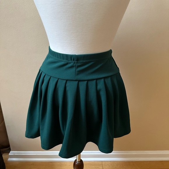 NWT Missguided Skirt evergreen. Size 6 - Picture 2 of 7